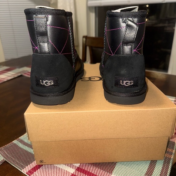 UGG KIDS Classic Mini Pearlized boots Size 6 new/black - Picture 2 of 9